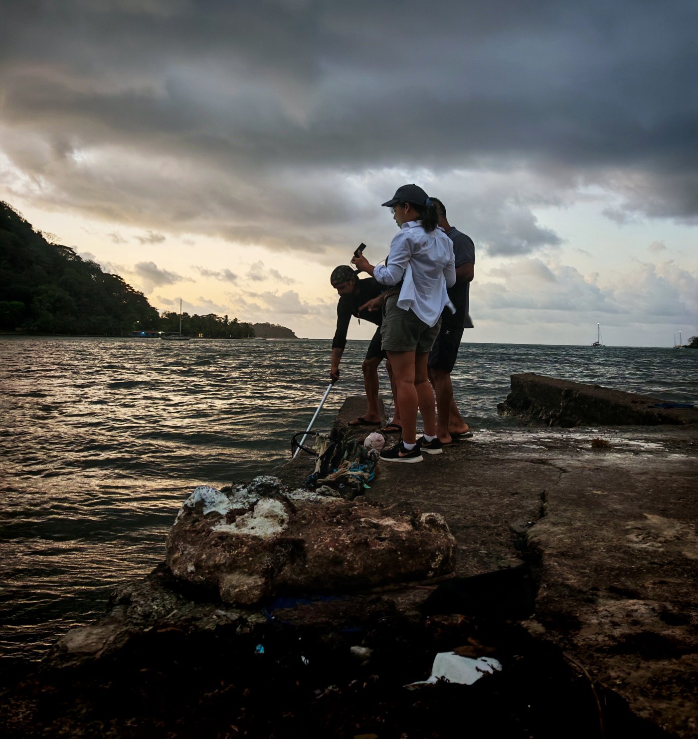 Equipo de Tequina Wave realizando trabajo de campo marino desde un muelle en Puerto Lindo, Panamá.