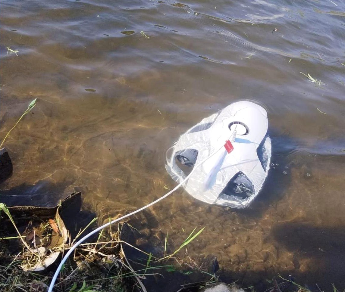 Dron submarino desplegado para exploración costera y documentación de campo.