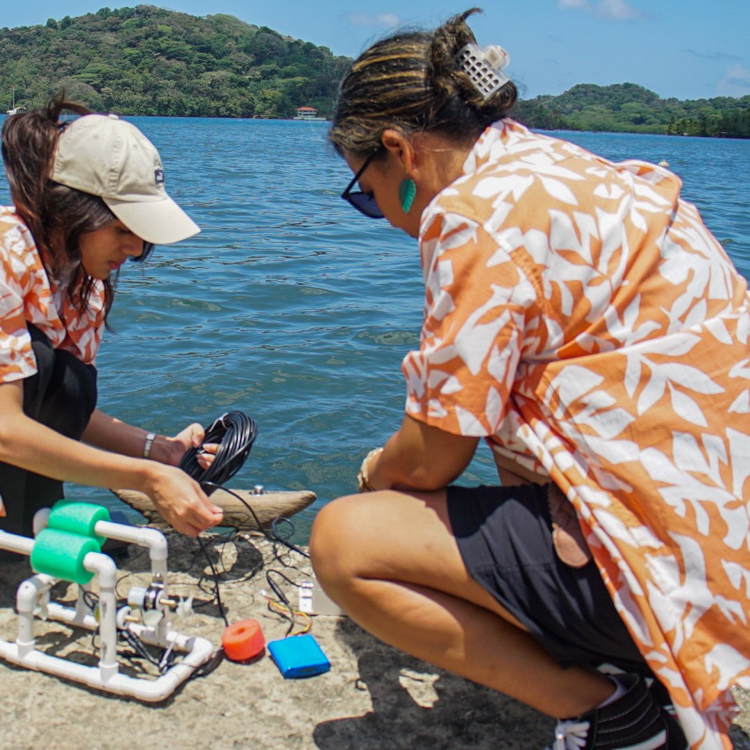 Equipo de Tequina Wave realizando trabajo de campo marino en la costa de Panamá.
