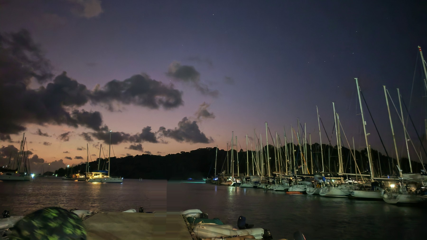 Marina y embarcaciones al atardecer en Linton Bay, Puerto Lindo, Panamá.