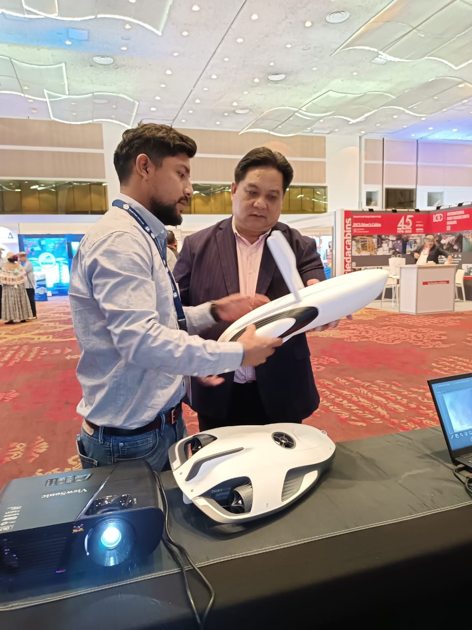 Equipo de Tequina Wave evaluando tecnología de drones submarinos en un evento del sector.